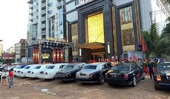 Những chiếc xe siêu sang Rolls-Royce đổ bộ trước casino ở Campuchia.
