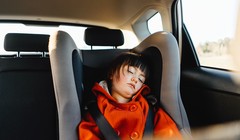 Ngay cả khi ở ngoài trời chỉ 21 độ C, nhiệt độ trong xe ô tô có thể nhanh chóng nóng đến hơn 48 độ.