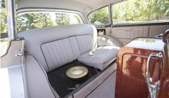 Cận cảnh "nhà vệ sinh" trên xe.
