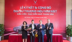 Diễn viên, đạo diễn Ngô Thanh Vân chụp hình cùng ban lãnh đạo VinFast sau lễ ký kết và công bố đại sứ thương hiệu VinFast.
