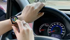 Chạm vào đồng hồ thông minh khi đang lái xe là vi phạm giao thông ở một số nơi như Anh hay Canada. Ảnh: Nguyên Khoa