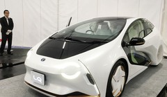 Mẫu xe điện LQ của Toyota có thể giao tiếp với tài xế bằng giọng nói, tự động lái. Ảnh: Tuấn Nguyễn