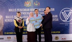 Phó thủ tướng Malaysia trao chứng nhận cho ông Trần Lê Phương – Phó Tổng giám đốc VinFast.
