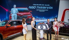 Phó Tổng Giám đốc Tập đoàn VinGroup, ông Võ Quang Huệ bàn giao chiếc VinFast Lux SA2.0 cho Ngô Thanh Vân