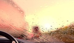 Điều khiển xe trong thời tiết mưa bão luôn rình rập nhiều mối nguy hiểm bất ngờ. Ảnh ST.
