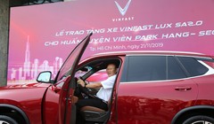 Ông Park ngồi thử chiếc xe VinFast Lux SA2.0. Ảnh: H.Đ.

