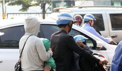 Bàn lùi mua ô tô, nhiều gia đình vẫn lựa chọn phương tiện xe máy để di chuyển dù đi đường dài