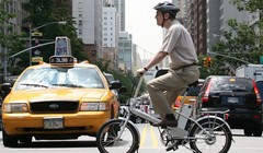 Một người đi xe đạp điện tại New York, Mỹ. Ảnh: Mark Lennihan
