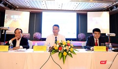 Chuyên gia tài chính Nguyễn Trí Hiếu, ông Lê Anh Dũng - Phó Vụ trưởng Vụ Thanh toán Ngân hàng Nhà nước và ông Trần Kim Chung - Phó Viện trưởng Viện Nghiên cứu Quản lý Kinh tế Trung ương chủ trì diễn đàn