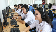 Máy tính kết nối Internet là môi trường giúp sinh viên nắm bắt nhiều kiến thức mới mà nhà trường chưa cung cấp. Ảnh: VnExpress