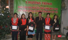 TS Bàn Tuấn Năng và đại diện các sinh viên được trao tặng máy tính