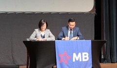 Đại diện Hội Thanh niên Sinh viên Việt Nam tại Hoa Kỳ và Ngân hàng TMCP Quân đội ký kết hợp tác