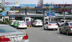 Cảng Hàng không Quốc tế Tân Sơn Nhất cần sớm được đầu tư công nghệ thu phí không dừng để giảm ùn tắc giao thông với các phương tiện đưa đón khách. 