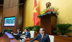 Đại biểu Quốc hội ấn nút biểu quyết thông qua dự án Luật sửa đổi, bổ sung một số điều của Luật Tần số vô tuyến điện