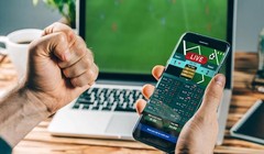 Các thuê bao di động thường nhận được tin nhắn về cá độ bóng đá