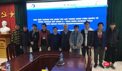 Ông Nguyễn Long - Tổng thư ký Hội Tin học Việt Nam và GS TS Nguyễn Thanh Thuỷ - Chủ tịch CLB các Khoa, Viện, Trường đào tạo CNTT chụp ảnh kỷ niệm với các thí sinh của Trường ĐH Công nghệ - ĐHQG Hà Nội sẽ tham gia ICPC 2024.