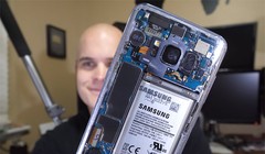 Chiếc Galaxy S8 sau khi được "độ" nắp lưng trong suốt