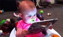 Không nên cho trẻ dưới 18 tháng tiếp xúc với iPad