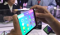 Máy tính bảng có thể gập đôi của Lenovo đang được giới thiệu tại sự kiện Tech World của hãng