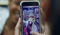 Ứng dụng camera trên Facebook với tính năng thêm lớp hình họa vào khuôn mặt (ảnh Phone Arena) 