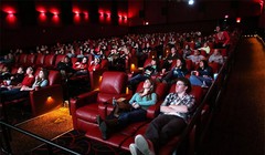 Các bộ phim bom tấn sẽ được cho thuê sau khi ra rạp khoảng 2 tuần (ảnh CNET)