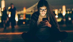 Tác hại của điện thoại đối với con người liệu có lớn hơn những lợi ích mà nó mang lại (ảnh PCMag)