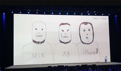 Xiaomi gây cười cho khán giả bằng một bức ảnh vui với hàm ý viền màn hình của Mi MIX 2 còn mỏng hơn Galaxy S8 và iPhone X (ảnh: YouTube)