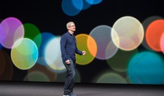 CEO Apple, ông Tim Cook đứng trên sân khấu nhà hát Steve Jobs  giới thiệu iPhone X (ảnh: Venture Beat)
