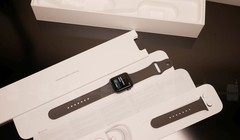 Mở hộp Apple Watch 3 (ảnh: Phone Arena)