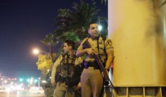 Cảnh sát có vũ trang tiếp cận khu nghỉ dưỡng Mandalay Bay và khu sòng bạc trong vụ xả súng kinh hoàng xảy ra tuần trước ở Las Vegas (ảnh AP) 