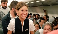 Các hành khách rất bất ngờ khi nhìn thấy tiếp viên bê khay đựng Note 8 (ảnh: Iberia Airlines)