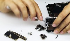 Bo mạch chính (nằm phía trái) của iPhone X có kích thước khá nhỏ gọn (ảnh: clip YouTube)