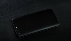 Chiếc OnePlus 5 xếp chồng lên OnePlus 5T (ảnh: Phone Arena)