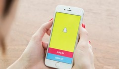 Snapchat là ứng dụng mạng xã hội khá phổ biến ở Anh, Mỹ (ảnh: The Verge)