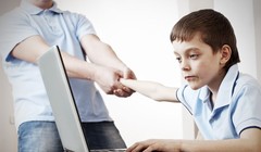 Trẻ em là đối tượng rất dễ bị nghienj công nghệ (ảnh Inhabitat)