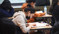 Các học sinh chuẩn bị tham gia kỳ thi Đánh giá khả năng học đại học – kỳ thi chuẩn để vào đại học ở Hàn Quốc. Nguồn: Nature