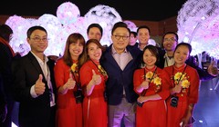 8 nhân viên Samsung Việt Nam chụp ảnh chung với chủ tịch D.J.Koh (ảnh Samsung cung cấp)