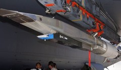Tên lửa X-51A gắn trên cánh máy bay B-52 tại căn cứ không quân Edwards, tháng 7/2009 (ảnh: Wikipedia)