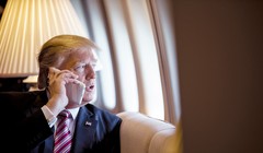 Tổng thống Trump đang sử dụng một chiếc iPhone (ảnh: White House)