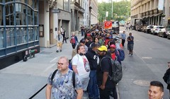 Dòng người xếp hàng mua điện thoại ở New York (ảnh Business Insider)