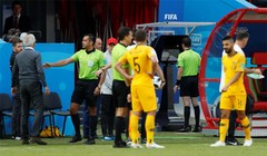 Trọng tài dừng trận đấu giữa Pháp và Australia để xem lại tình huống nhạy cảm và sau đó quyết định cho Pháp được hưởng quả penalty (ảnh: Telegraph)