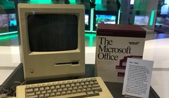 Một chiếc Macintosh đời đầu được trưng bày trang trọng trong văn phòng của Microsoft