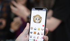 iPhone X bản 64 GB được bán với giá 1000 USD (ảnh: EYFV)