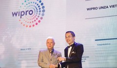 Tổng giám đốc Wipro Unza Việt Nam, ông Phạm Hải Văn nhận giải thưởng từ ông William Ng, Tổng biên tập của Tạp chí HR ASIA