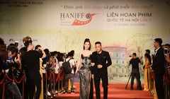 Diễm My 9x sánh bước trên thảm đỏ cùng nam diễn viên người Srilanka Dodantenna Thumindu (ảnh: Như Hoàn)