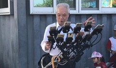Ông Chen chế ra giá đỡ để chơi được cùng lúc nhiều chiếc điện thoại (ảnh: Twitter)