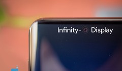 Màn hình đục lỗ là xu hướng của smartphone từ năm 2019? (ảnh minh họa: Phone Arena)