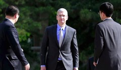 CEO Apple, ông Tim Cook trước cuộc gặp gỡ với Phó Thủ tướng Trung Quốc Lưu Diên Đông (Liu Yandong) tại Bắc Kinh, ngày 12/5/2015 (ảnh: Reuters)