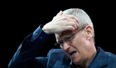 CEO Apple, ông Tim Cook chắc chắn sẽ đau đầu để tìm cách vực lại doanh số iPhone đang có chiều hướng sụt giảm (ảnh: Business Insider)