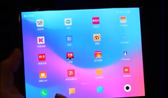 Máy tính bảng gập lại thành điện thoại (ảnh cắt từ clip)